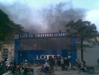 Scene of inferno at Lotte Centre construction site in Hanoi on February 24 (Source: Tienphong)